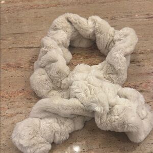 Donna Salyer’s Fabulous Furs pull through Scarf